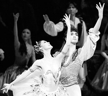 국립발레단 김주원, 김현웅 씨가 공연한 작품 ‘해적’ 2막 중 파드되. 사진 제공 국립발레단