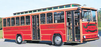 “전차 닮았네”최근 운행을 시작한 청계천 2층 버스에 이어 전차 모양의 트롤리버스가 새로운 서울의 볼거리로 등장할 전망이다. 서울시티투어버스는 2008년에 트롤리버스 2, 3대를 도심순환과 고궁 코스 등에 투입한 뒤 점차 확대해 나갈 계획이다. 연합뉴스