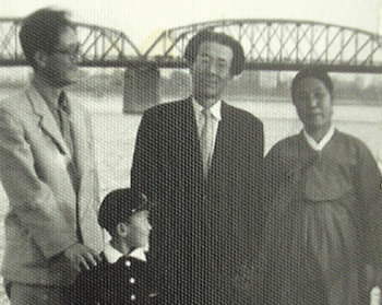 1965년 가족과 함께 대동강변에 나온 박태원 씨. 왼쪽부터 동생 박문원 씨와 그의 아들 박철호 씨, 박태원 씨와 부인 권영희 씨.