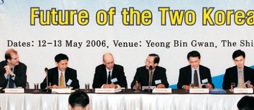 13일 서울 중구 장충동 신라호텔 영빈관에서 동아일보사 부설 화정평화재단·평화연구소와 한국국제정치학회 공동주최로 열린 국제학술회의에서 참석자들이 토론을 벌이고 있다. 왼쪽부터 피터 벡 국제위기감시기구 동북아사무소장, 티띠난 뽕숫히락 태국 쭐랄롱꼰대 교수, 안드레이 치간코프 미국 샌프란시스코 주립대 교수, 사회자인 양성철 고려대 석좌교수, 소에야 요시히데 일본 게이오대 교수, 남창희 인하대 교수. 박영대  기자