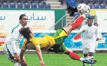 달라진 토고14일 네덜란드 시타르트에서 열린 사우디아라비아와의 평가전에서 토고의 도세비 토마스(가운데)가 오버헤드킥을 하고 있다. 토고는 이날 0-1로 패했지만 스피드와 개인기는 물론 팀 조직력도 상당한 수준임을 보여 줬다. 시타르트=연합뉴스