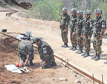 반세기 恨 이젠 풀릴까강원 철원군 근남면의 비무장지대(DMZ) 남측 지역에서 6·25전쟁 때 숨진 것으로 추정되는 국군전사자 유해가 처음 발견됐다. 9일 육군 유해발굴부대 장병들이 유해를 발굴한 뒤 노제를 지내고 있다. 철원=연합뉴스