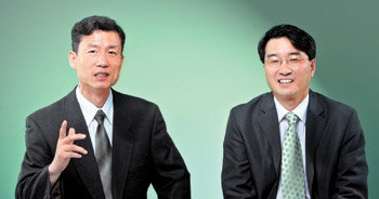 김영환 시대정신 편집위원(왼쪽)과 전상인 서울대 환경대학원 교수가 5·18민주화운동이 한국지식사회에 남긴 영향에 대해 의견을 나누고 있다. 안철민 기자