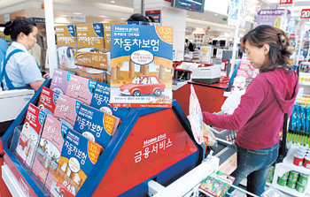 홈플러스는 작년 7월에 유통업체로는 처음으로 보험상품을 선보였다. 동부화재 다이렉트 자동차보험으로 시작해 지금은 건강보험과 어린이보험도 취급하고 있다. 사진 제공 홈플러스