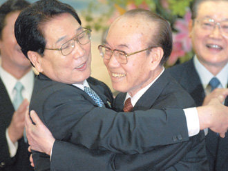 재일본대한민국민단의 하병옥 단장(왼쪽)이 17일 도쿄 지요다 구 재일본조선인총연합회 중앙본부를 찾아 서만술 의장과 만나 얼싸안고 있다. 두 단체 대표가 만난 것은 50여 년 만에 처음이다. 도쿄=연합뉴스