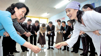 18일부터 시작되는 5·31지방선거 공식 선거운동을 하루 앞둔 17일 서울지역의 한 후보 사무실에서 후보자와 선거운동원들이 명함을 나눠 주는 연습을 하고 있다. 명함 배포는 후보 본인과 그 배우자 외에 후보와 동행하는 운동원 1명만 할 수 있다. 이종승 기자