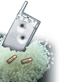 하얀 알갱이는 총알도 뚫지 못한 LG전자 WCDMA폰의 케이스를 만드는 데 쓰이는 LG화학의 폴리카보네이트.