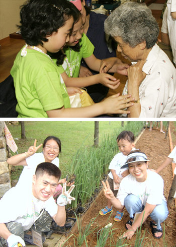 봉사활동이든 공부하기든 ‘함께하는 행위’는 화제를 만들어 주고 가족의 결속을 다져 준다. 지난해 5월 독거노인들과 경복궁 나들이에 나선 SK텔레콤 직원 자녀들이 결연을 한 노인에게 꽃을 달아주고 있다(위). 지난해 8월 인천 강화군 정신지체장애우시설인 ‘우리마을’에서 열린 가족자원봉사 여름캠프에 참가한 가족이 마을 화단을 만들고 있다(아래).