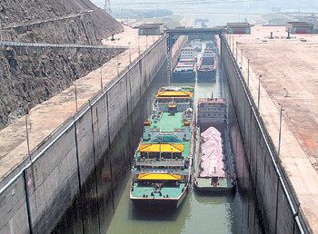 싼샤 댐이 완성되면 갑문을 이용한 해운 물동량도 크게 늘어날 전망이다. 화물선은 별도로 마련된 수로를 이용해 ‘5단계 계단식 갑문’을 통해 이동한다. 싼샤 댐 갑문으로 선박이 이동하는 모습. 싼샤=하종대 특파원