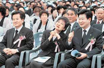 여야 지도부 광주 총출동제26주년 5·18민주화운동 기념일을 맞아 여야 지도부가 광주로 총출동했다. 18일 광주 국립5·18민주묘지에서 열린 기념식에 참석한 열린우리당 정동영 의장, 한나라당 박근혜, 민주당 한화갑 대표(왼쪽부터). 광주=석동률 기자