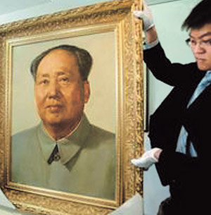 중국 톈안먼 광장 정문에 걸린 마오쩌둥 대형 초상화의 원본 작품을 경매업체 직원들이 옮기고 있다. 징화시보 인터넷판