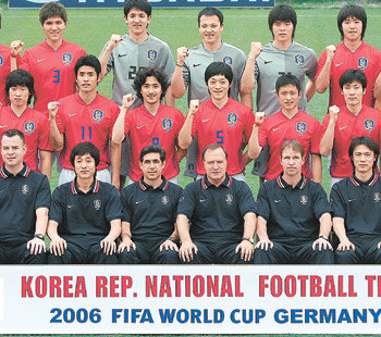 “준비는 끝났다” 2006 독일 월드컵 출전을 앞둔 한국축구대표팀이 19일 경기 파주시 축구국가대표팀트레이닝센터(NFC)에서 기념 촬영을 했다. 대표팀은 27일 스코틀랜드로 최종 전지훈련을 떠나기에 앞서 23일 세네갈, 26일 보스니아헤르체고비나와 국내 평가전을 치른다. 파주=김동주 기자