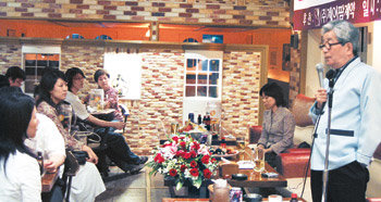 방한한 일본 소설가 오에 겐자부로 씨(오른쪽)가 18일 저녁 고려대 인근 생맥줏집에서 고려대 학생들과 대화의 시간을 가졌다. 사진 제공 고려대