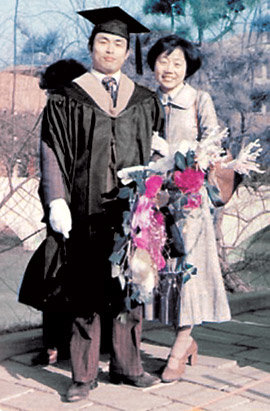 진대제 후보가 1977년 서울대에서 전자공학 석사 학위를 받은 직후 교정에서 부인 김혜경 씨와 기념 촬영을 했다.