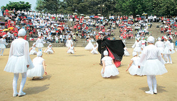 서울대 사범대학 부설고교는 21일 서울대 노천광장에서 동문과 재학생이 함께 참여하는 ‘선농 축전’을 열고 모교의 60돌을 축하했다. 사진 제공 서울사대부고 동문회
