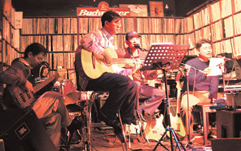 ‘한미연합 로큰롤’ 공연을 선보일 외교통상부 밴드 ‘MOFAT’의 연습 장면. 사진 제공 외교통상부