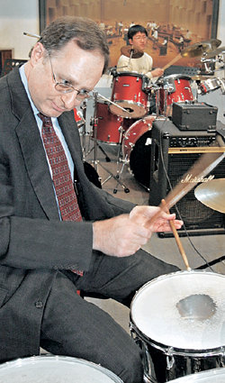 드럼을 연주하고 있는 버시바우 주한 미대사.