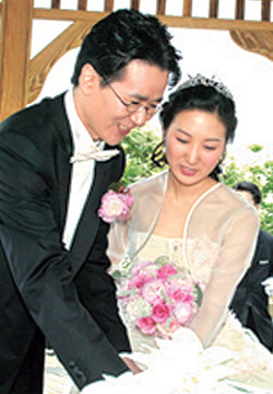 조양호 한진그룹 회장의 장남 원태 씨(왼쪽)가 21일 김태호 충북대 교수의 장녀 미연 씨와 결혼식을 올리고 있다. 연합뉴스