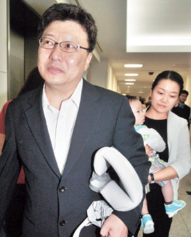 지만씨 부부 문병한나라당 박근혜 대표의 동생 지만 씨가 21일 부인 및 아들과 함께 박 대표가 입원 치료를 받고 있는 서울 신촌 세브란스병원을 방문했다. 지만 씨는 박 대표가 “조카가 보고 싶다”고 해 아들을 데리고 이날 오후 병원을 찾았다. 김미옥 기자