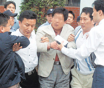 朴대표 지지자 항의속 검찰 이송서울 서대문경찰서는 박근혜 한나라당 대표에게 문구용 커터를 휘두른 지모 씨를 21일 오후 6시 반경 서울 서부지검으로 이송하려다 경찰의 철저한 수사를 촉구하는 박 대표 지지자들의 항의를 받았다. 경찰은 일단 지 씨를 데리고 경찰서로 다시 들어갔다가 이날 오후 9시 45분경 이들의 항의를 뿌리치고 검찰로 이송했다. 연합뉴스