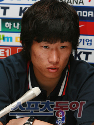 ▲박지성이 기자들의 질문에 답하고 있다. [스포츠동아]