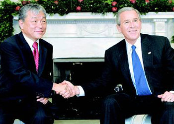 백악관서 부시와이종욱 세계보건기구(WHO) 사무총장이 지난해 12월 6일 미국 워싱턴 백악관에서 조지 W 부시 미 대통령(오른쪽)을 만나 악수하고 있다. WHO 사무총장은 어느 국가를 방문하든지 국가원수를 자유롭게 만날 수 있다. AP