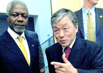 아난 유엔총장 접견이종욱 WHO 사무총장(오른쪽)이 지난해 10월 6일 조류독감과 관련해 스위스 제네바 WHO를 방문한 코피 아난 유엔 사무총장을 만나고 있다. AP