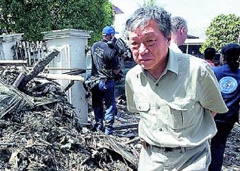 쓰나미 피해지역 방문이종욱 WHO 사무총장이 고뇌하는 표정으로 지난해 1월 지진해일(쓰나미) 피해를 본 인도네시아 수마트라섬의 도시 반다아체를 둘러보고 있다. 로이터