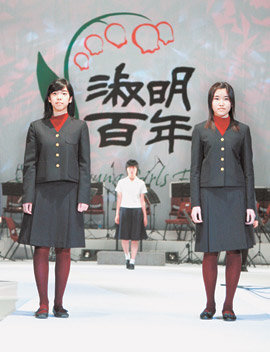 22일 서울 송파구 올림픽공원에서 열린 숙명여고 개교 100주년 기념행사에서 학생들이 교복 변천사를 보여 주는 패션쇼를 하고 있다. 사진 제공 숙명여고