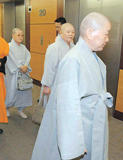 스님들 문병대한불교조계종 비구니회 스님들이 23일 한나라당 박근혜 대표가 입원해 있는 서울 신촌 세브란스병원을 방문했다. 사진공동취재단