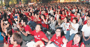 청계광장 붉은 물결‘붉은악마’가 4년 만에 다시 거리를 뒤덮었다. 한국과 세네갈 축구대표팀의 평가전 응원을 위해 붉은색 티셔츠를 입고 서울 종로구 세종로 동아일보사 앞 청계광장에 모여든 붉은악마가 후반 29분 한국이 선제골을 넣자 환호하고 있다. 김경제 기자