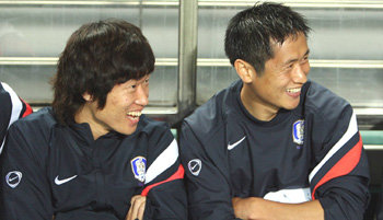 ‘프리미어리거의 활약은 다음 경기에서 보여 드릴게요.’ 23일 서울월드컵경기장에서 열린 한국-세네갈 평가전에 출전하지 않은 박지성(왼쪽)과 이영표가 벤치에 앉아 웃고 있다. 연합뉴스