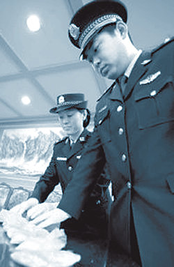 지난해 10월 히로뽕을 밀반출하려다 체포된 한국인 김모 씨 등으로부터 압수한 증거품을 중국 선양세관 직원들이 늘어놓고 있다. 동아일보 자료 사진