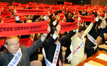 전국 전문대 교수 500여 명이 24일 서울 중구 한국프레스센터에서 ‘전문대 교육혁신 결의대회’를 열고 정부의 전문대 정책 부재를 비판하며 지원을 촉구하고 있다. 박영대 기자