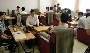 24일 서울 한국기원에서 열린 국수전 본선 1회전에서 박영훈 9단 등이 수읽기에 몰두하고 있다. 사진 제공 사이버오로