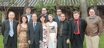 25일 서울 강남구 수서동의 한식당 ‘필경재’에 모인 독립국가연합(CIS) 5개국 에너지 분야 차세대 지도자들. 앞줄 왼쪽에서 세 번째는 한국국제교류재단 김승의 기획이사. 사진 제공 한국국제교류재단