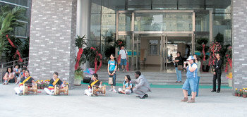 중국 베이징 주재 10만 한국 교민의 염원인 북경한국국제학교가 22일 한국인이 가장 많이 사는 왕징에 ‘내 집’을 마련하고 준공식을 열었다. 학생들이 이날 학교 본관 앞마당에서 신축 교사 완공을 축하하는 풍물패 공연을 하고 있다. 베이징=하종대  특파원