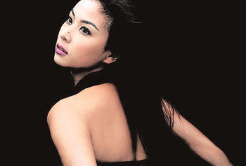 세월이 지나도 유행을 타지 않는 미녀 스타의 얼굴이 있다. 2001년 서른 살의 나이에도 앳된 이미지로 인기를 끌었던 배우 고소영은 5년이 지난 지금도 그때 같은 인기를 유지하고 있다. 동아일보 자료 사진