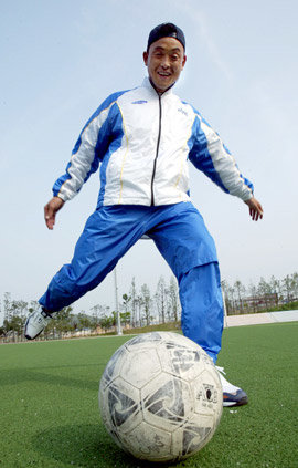 “하마터면 축구선수 될 줄 알았시유 ㅋㅋㅋ….” 한때 축구선수를 꿈꿨던 ‘봉달이’ 이봉주. 지금도 틈만 나면 공을 차고 싶어 발이 근질거리지만 행여 발을 다칠까 봐 꾹 참고 있다. 용인=원대연  기자