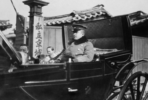 고종, 승하 1년 전 부축받아 거동 승하 1년 전인 1918년 고종황제(왼쪽에서 부축받는 이)가 영친왕(오른쪽)과 함께 창덕궁 선원전에 예를 올리기 위해 침소인 덕수궁 함녕전을 나서고 있다. 사진 제공 서울대박물관