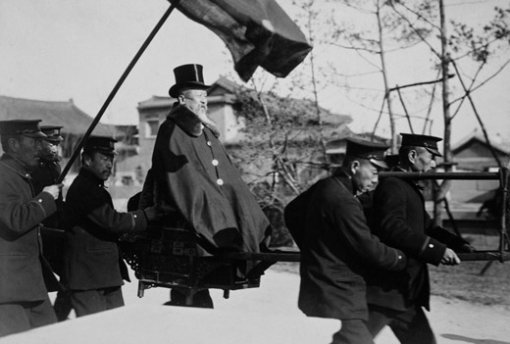 고종, 승하 1년 전 부축받아 거동 승하 1년 전인 1918년 고종황제(왼쪽에서 부축받는 이)가 영친왕(오른쪽)과 함께 창덕궁 선원전에 예를 올리기 위해 침소인 덕수궁 함녕전을 나서고 있다. 사진 제공 서울대박물관