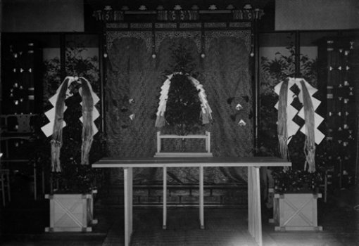 고종, 승하 1년 전 부축받아 거동 승하 1년 전인 1918년 고종황제(왼쪽에서 부축받는 이)가 영친왕(오른쪽)과 함께 창덕궁 선원전에 예를 올리기 위해 침소인 덕수궁 함녕전을 나서고 있다. 사진 제공 서울대박물관