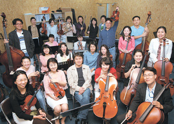 서울 서초구 서초동 지하철 교대역 부근의 한 연습실에 모인 ‘테헤란밸리 오케스트라’. 이들은 “음악은 스트레스 해소뿐 아니라 가정과 직장생활에 새로운 에너지를 주는 활력소”라고 입을 모은다. 김동주 기자