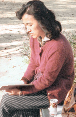 1970년대 말 서울대 법대 재학 시절 교정의 벤치에 앉아 책을 읽고 있는 강금실 후보.