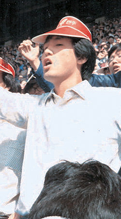 1982년 가을 정기 고연전(연고전)에서 동료 고려대생들과 함께 응원하고 있는 오세훈 후보.