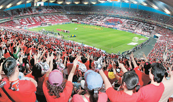 다시한번 하나되는 대한민국서울월드컵경기장이 다시 한 번 붉은색 물결로 출렁였다. 2006 독일 월드컵을 앞두고 26일 한국과 보스니아헤르체고비나의 국내 마지막 평가전이 열린 서울월드컵경기장에는 총 6만4000여 명의 팬들이 모여 한목소리로 한국을 응원했다. 공식 서포터스인 ‘붉은악마’는 이날 역대 최대 규모의 카드섹션을 펼쳤다. 본부석 왼쪽 골대 뒤편 2층에 ‘다시 한번’, 1층에 ‘하나되는’, 본부석 정면 1층에 ‘대한민국’이 각각 쓰여 ‘다시 한번 하나되는 대한민국’이라는 글귀가 완성됐다. 카드섹션에 이용된 종이는 무려 2만100장. 원대연 기자