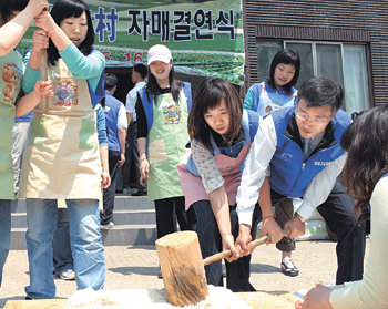 삼성정밀화학 직원들이 ‘1사 1촌’ 결연을 맺은 농촌 마을을 방문해 봉사활동을 하고 있다. 이 회사는 1995년 경북 울주군 산현마을과 처음 자매결연한 후 농촌 지원 활동을 확대하고 있다.