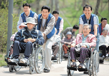 태평양 임직원 1500여 명은 지난달 29일 전국 100여 개 사회복지 시설을 방문해 봉사 활동을 했다.