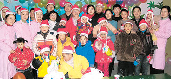 아동복지원을 방문해 아이들과 즐거운 시간을 보내고 있는 중국의 장쑤모비스 직원들.