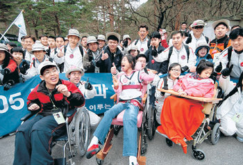 LG전자 임직원들은 지난해 4월 130여 명의 장애인들과 함께 금강산 육로관광을 했다. 북측 장애인들에게 휠체어와 지팡이 등을 기증했다.
